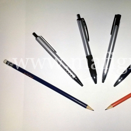 Penne e matite con logo